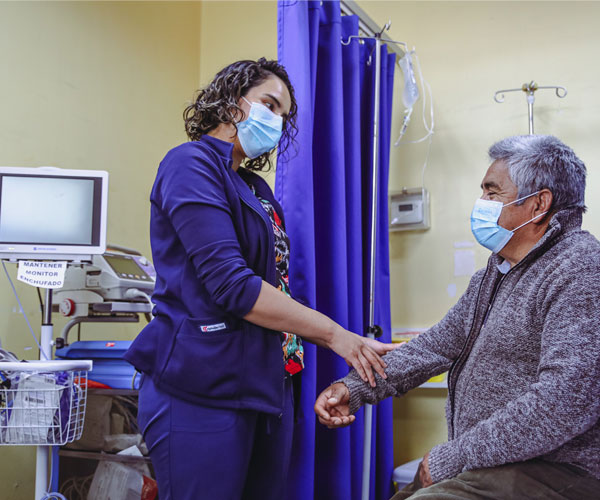 Profesional del SAPU atendiendo a un paciente