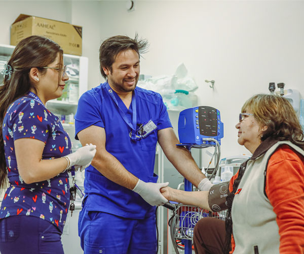Equipo del SUR Dichato atendiendo a una paciente